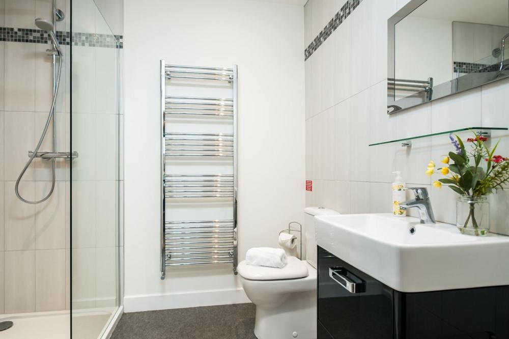 Solar Sanctuary- Skyline Balcony, City Centre, Three Floors, King Beds, Netflix And More! Bath Exterior foto