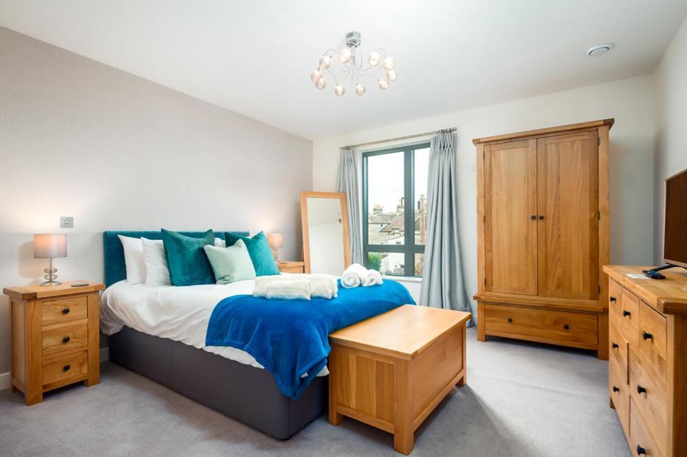Solar Sanctuary- Skyline Balcony, City Centre, Three Floors, King Beds, Netflix And More! Bath Exterior foto